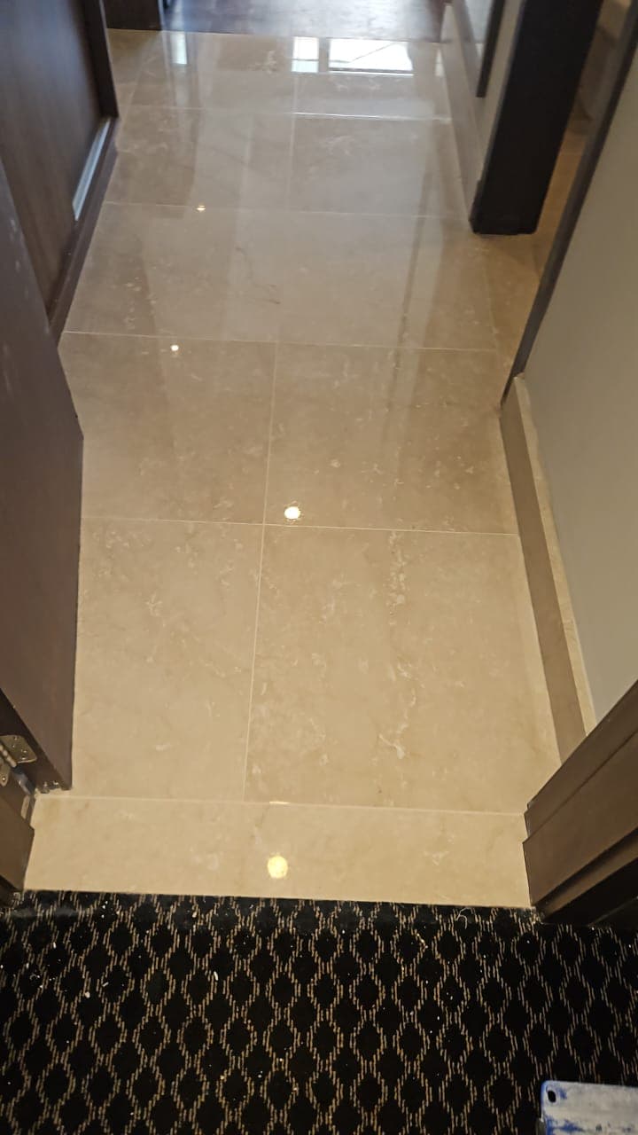 Hall com piso de mármore polido - acabamento espelhado - Rio de Janeiro