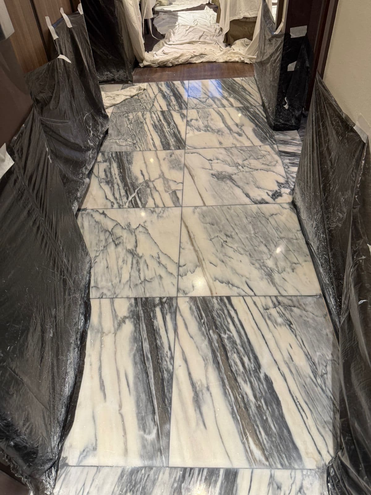 Hall de elevador com mármore de veios dramáticos polido - Leblon, Rio de Janeiro