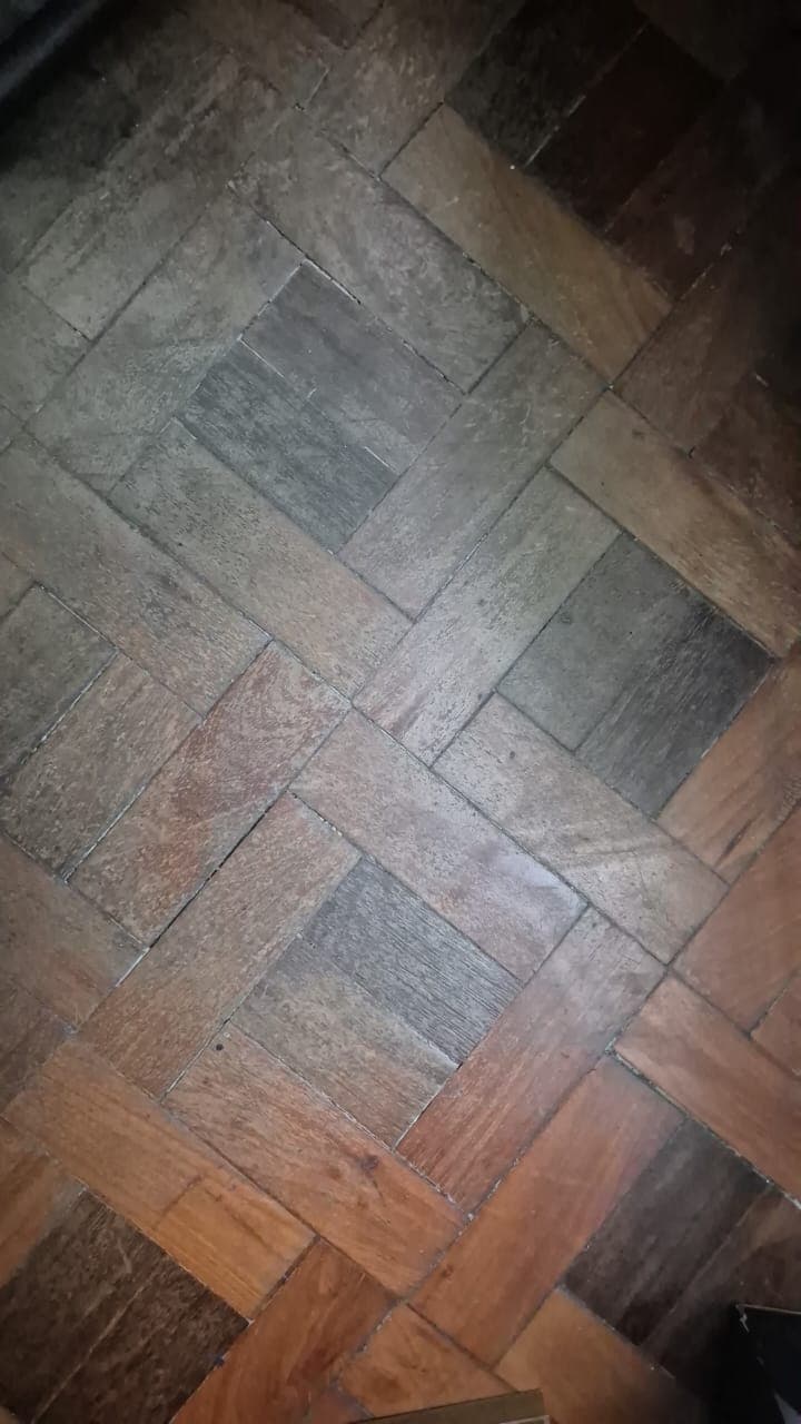 Piso sintético em estado deteriorado - Rio de Janeiro